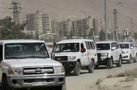 سيارات الهلال الأحمر تخرج المسلحين وعائلاتهم من الغوطة في سوريا
