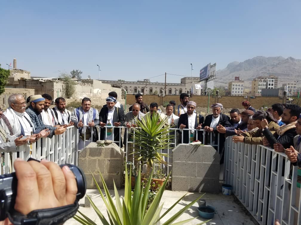 اللواءمجاهدالقهالي وعدد كبيرمن قيادات تنظيم التصحيح يزورون ضريح الرئيس الشهيدالحمدي وشقيقه عبدالله وضريح الرئيس الشهيدالصماد واضرحه السلال والارياني وعددمن شهداءالوطن والثورة اليمنية