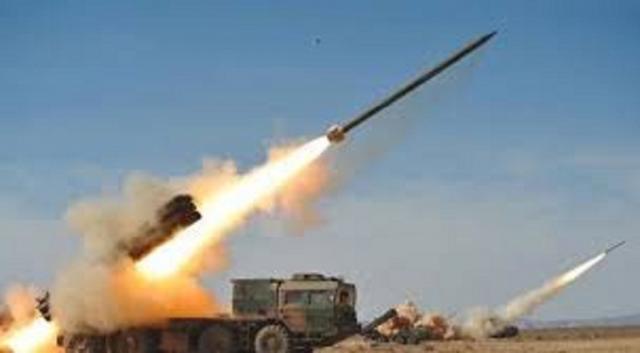 صاروخ باليستي يستهدف تجمعات العدو وآلياته بمعسكر الشاجري في أبين