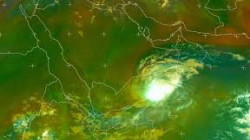 المنخفض الجوي يتمركز حاليآ بسواحل المكلا وسيتحرك باتجاه شبوة