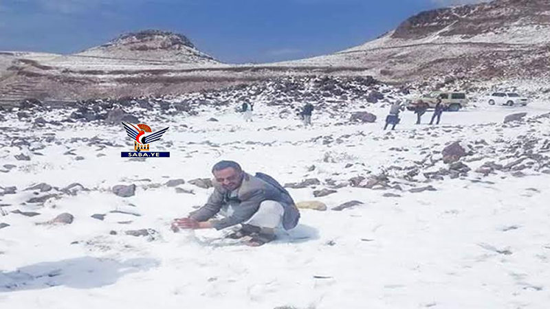 ثلوج كثيفة تغطي مرتفعات ومناطق بمديرية بني مطر