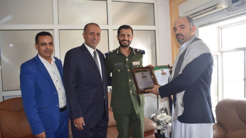 رئيس هيئة التأمينات يكرم رئيس مصلحة الأحوال المدنية