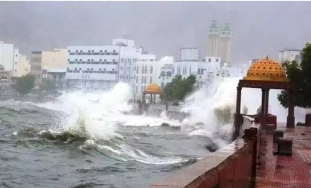 اعصار “شاهين “يغرق الشوارع ويهدم المنازل في سلطنة عمان
