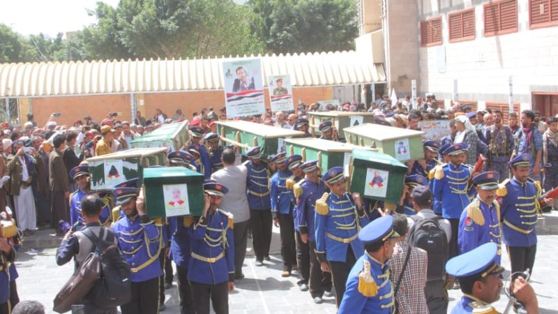 تشييع مهيب لشهداء التامينات الذين استهدفتهم طائرات العدوان الى منازلهم داخل احدى الاراضي التابعة للهيئة