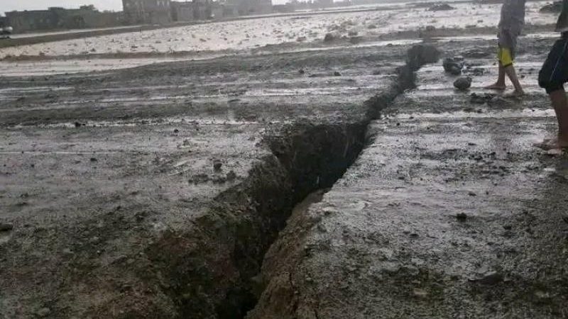 بعد هطول الامطار الغزيرة ظهور تشققات أرضية في صنعاء وذمار