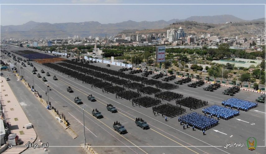 صنعاء تنظم أضخم إستعراض عسكري لوحداتها الأمنية