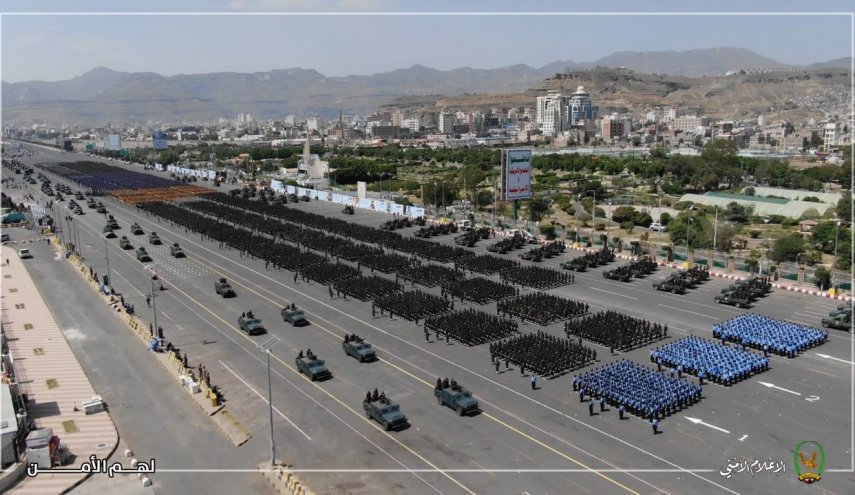 صنعاء تنظم أضخم إستعراض عسكري لوحداتها الأمنية