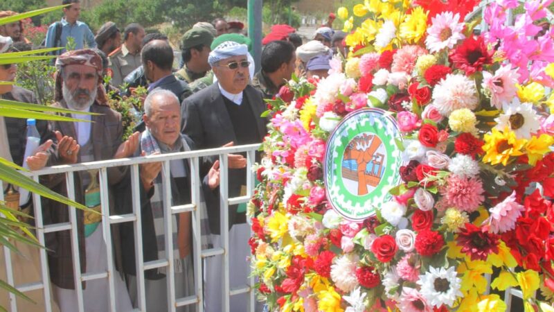 قيادة التصحيح يضعون اكليلا من الزهور على ضريح الرئيس الشهيد ابراهيم الحمدي واخيه المقدم عبدالله الحمدي