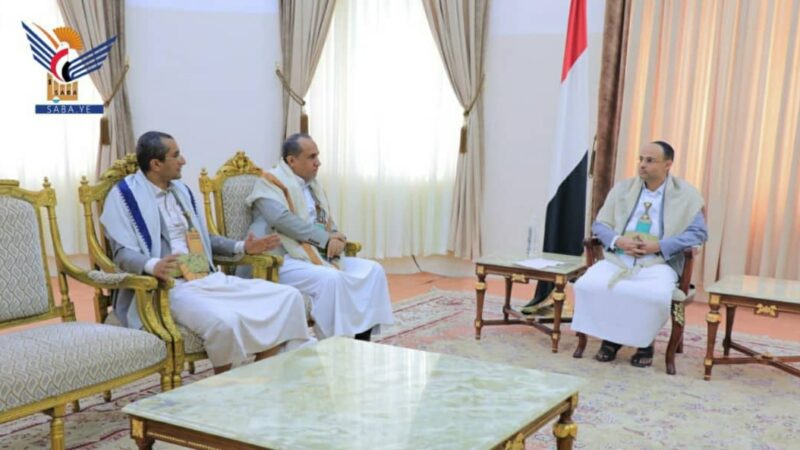 الرئيس المشاط يلتقي مدير مكتب الرئاسة ووزير الخدمة