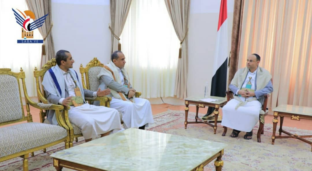 الرئيس المشاط يلتقي مدير مكتب الرئاسة ووزير الخدمة