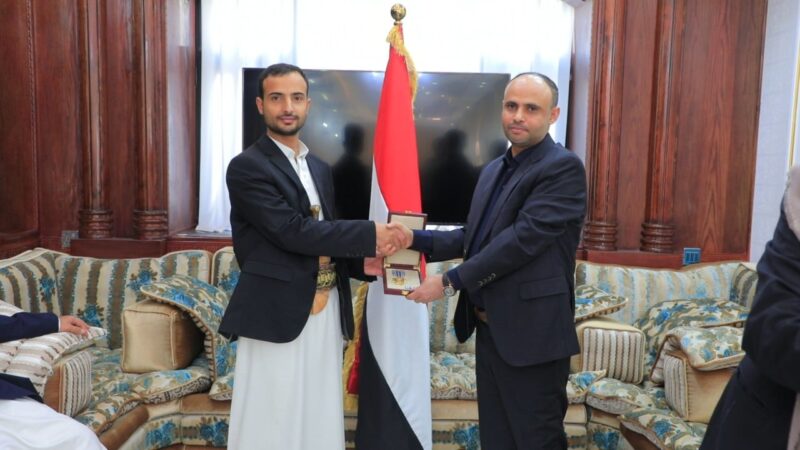 الرئيس المشاط يكرم أسرة الشهيد القائد حسين بن بدر الدين الحوثي