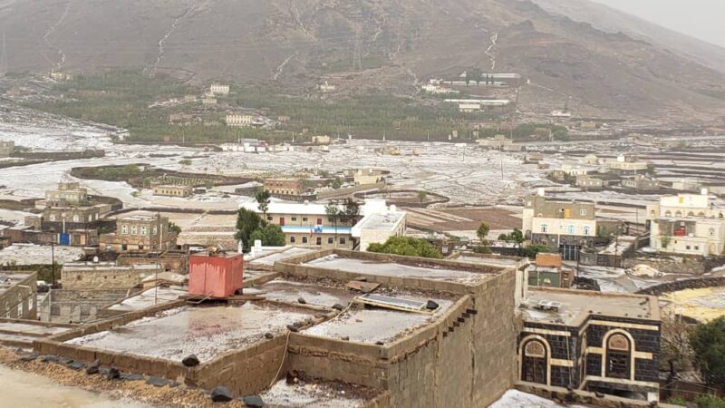 عمران تكتسي باللون الأبيض جراء تساقط كثيف لحبات البرد