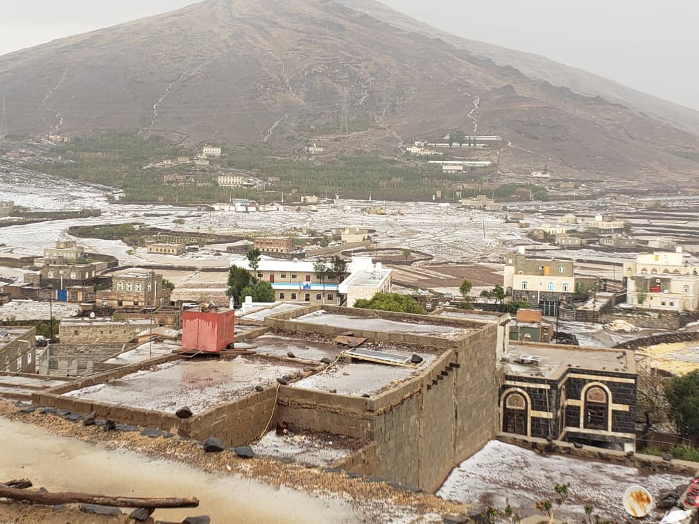 عمران تكتسي باللون الأبيض جراء تساقط كثيف لحبات البرد