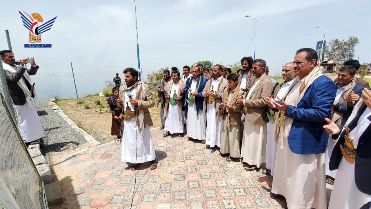 مدير مكتب رئاسة الجمهورية ومحافظ صعدة يزوران ضريح الشهيد القائد في مران