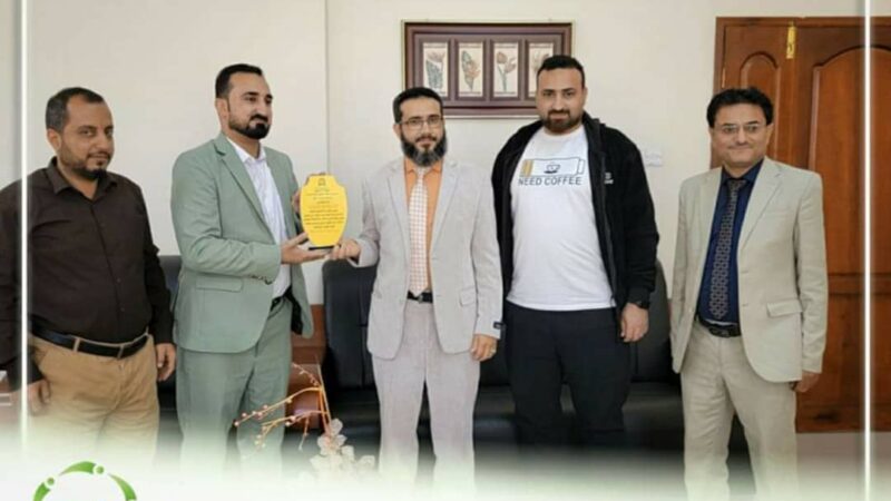 جامعة العلوم والتكنولوجيا في تعز تكرم مؤسسة الحمدي بدرع التعاون والأمتنان والشراكة