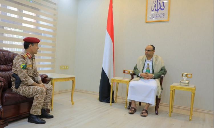 الرئيس المشاط يلتقي وزير الدفاع ويؤكد على الاهتمام بعملية التدريب والتأهيل