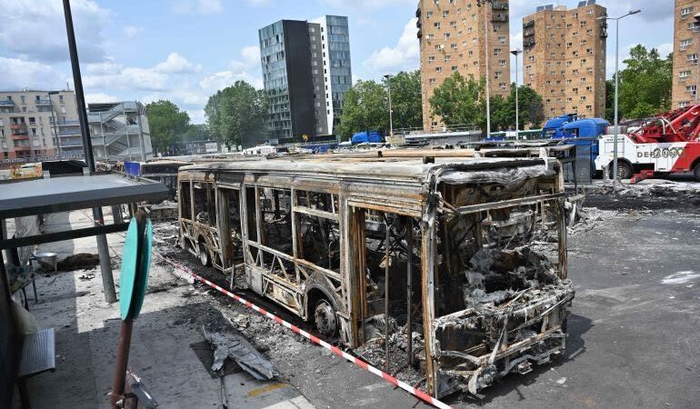 إحراق 1300 سيارة و234 مبنى خلال الاحتجاجات في فرنسا