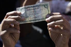 الريال يواصل انهياره في عدن متخطياً حاجز الـ1400 ريال للدولار