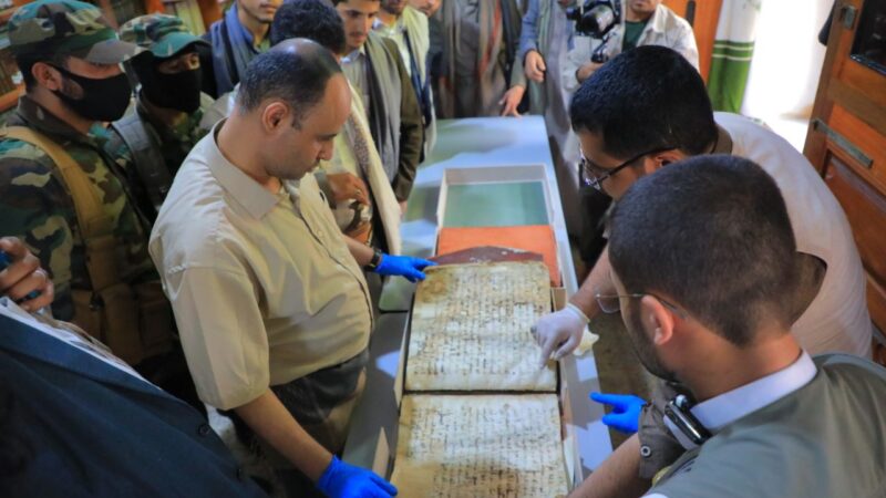 الرئيس المشاط يتجول في صنعاء القديمة ويؤدي صلاة الظهر بالجامع الكبير