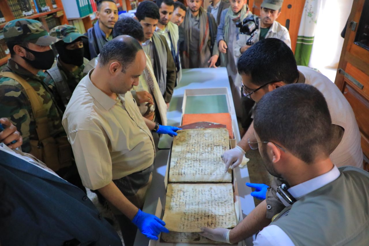 الرئيس المشاط يتجول في صنعاء القديمة ويؤدي صلاة الظهر بالجامع الكبير