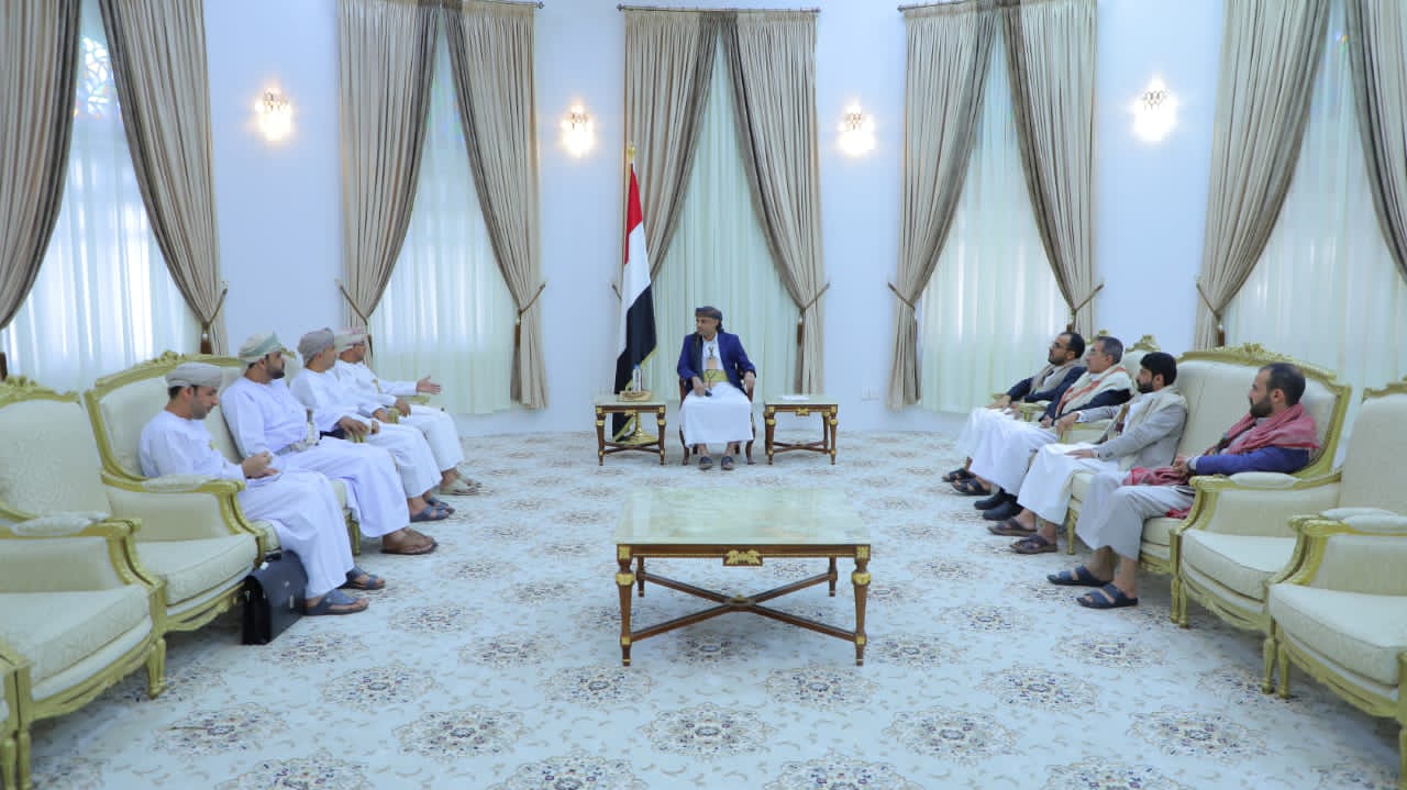 الرئيس المشاط يلتقي الوفد العماني ويجدد الشكر لجهود السلطنة لإحلال السلام في اليمن 