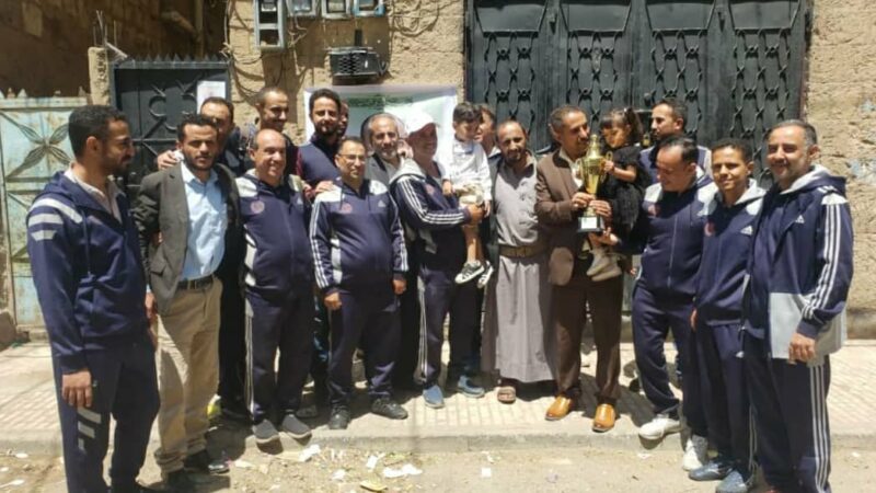 الفريق الرياضي بهيئة التأمينات والمعاشات يكرم اسرة الشهيد الاعلامي حذيفه الوصابي بكأس دوري الرسول الأعظم