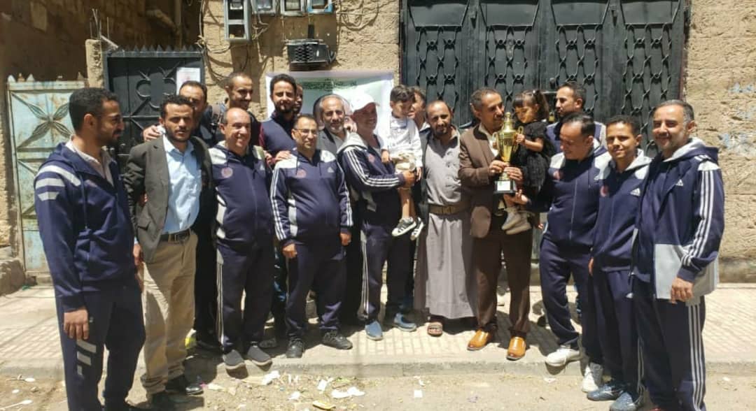 الفريق الرياضي بهيئة التأمينات والمعاشات يكرم اسرة الشهيد الاعلامي حذيفه الوصابي بكأس دوري الرسول الأعظم