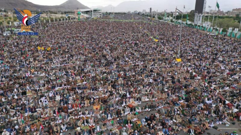 صنعاء .. مئات الآلاف يؤدون صلاة الجمعة في ميدان السبعين تضامناً مع فلسطين