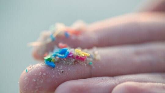 ما هي المواد الضارة الموجودة في عبوة المياه البلاستيكية .. وكيف تصل إليها ؟