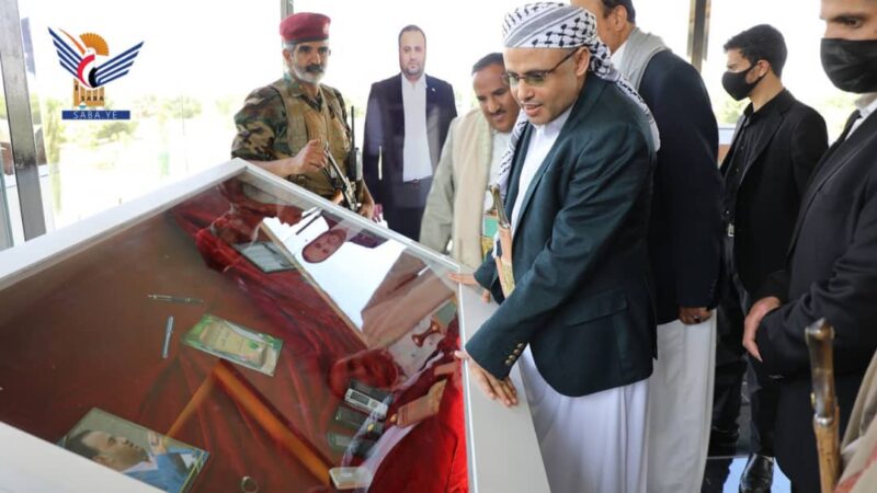 الرئيس المشاط يزور ضريح الشهيد الرئيس صالح الصماد