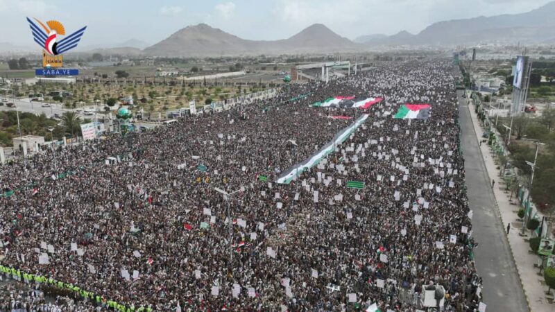 طوفان يماني في العاصمة صنعاء في مسيرة ” لستم وحدكم .. صامدون مع غزة”