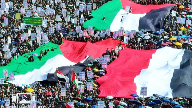 حشد مليوني بالعاصمة صنعاء في مسيرة “عملياتنا مستمرة.. أوقفوا عدوانكم”