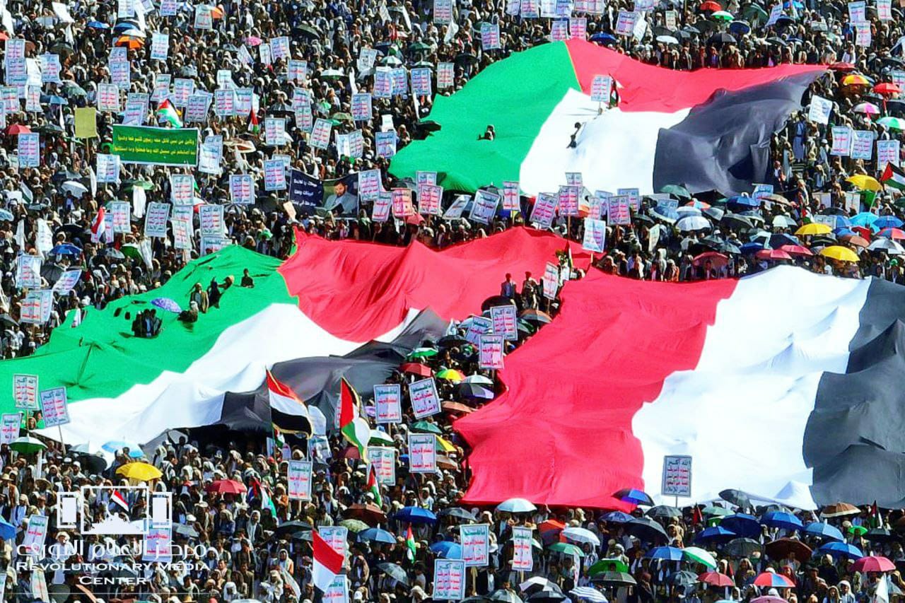 حشد مليوني بالعاصمة صنعاء في مسيرة “عملياتنا مستمرة.. أوقفوا عدوانكم”