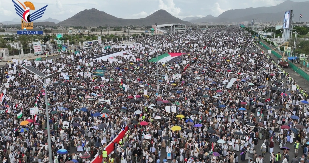 حشود مليونية بالعاصمة صنعاء في مسيرة “معركتنا مستمرة حتى تنتصر غزة