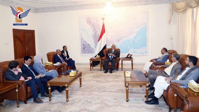 بن حبتور يؤكد حرص الحكومة على تسهيل عمل برنامج الأغذية العالمي في اليمن