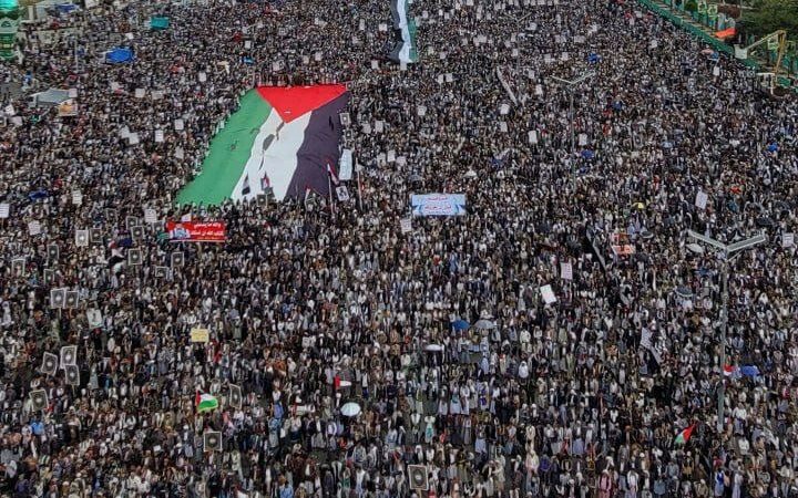 حشود مليونية بالعاصمة صنعاء في مسيرة “مع غزة جهاد مقدس ولا خطوط حمراء”