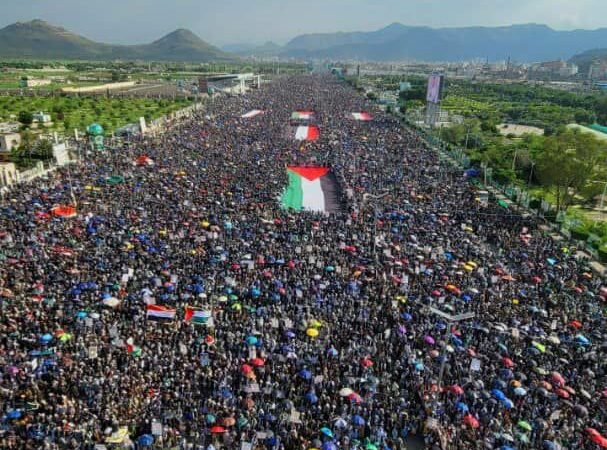 حشود مليونية بالعاصمة صنعاء في مسيرة “مولد نبي الهدى.. دعوة لنصرة غزة والأقصى”