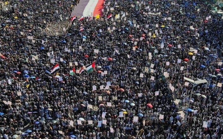 حشود مليونية بالعاصمة صنعاء في مسيرة “جهاداً في سبيل الله ونصرة لغزة .. سنواجه كل الطواغيت”
