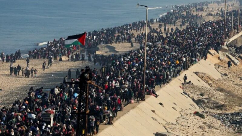 بدأ آلاف النازحين الفلسطينيين بالعودة إلى شمال غزة
