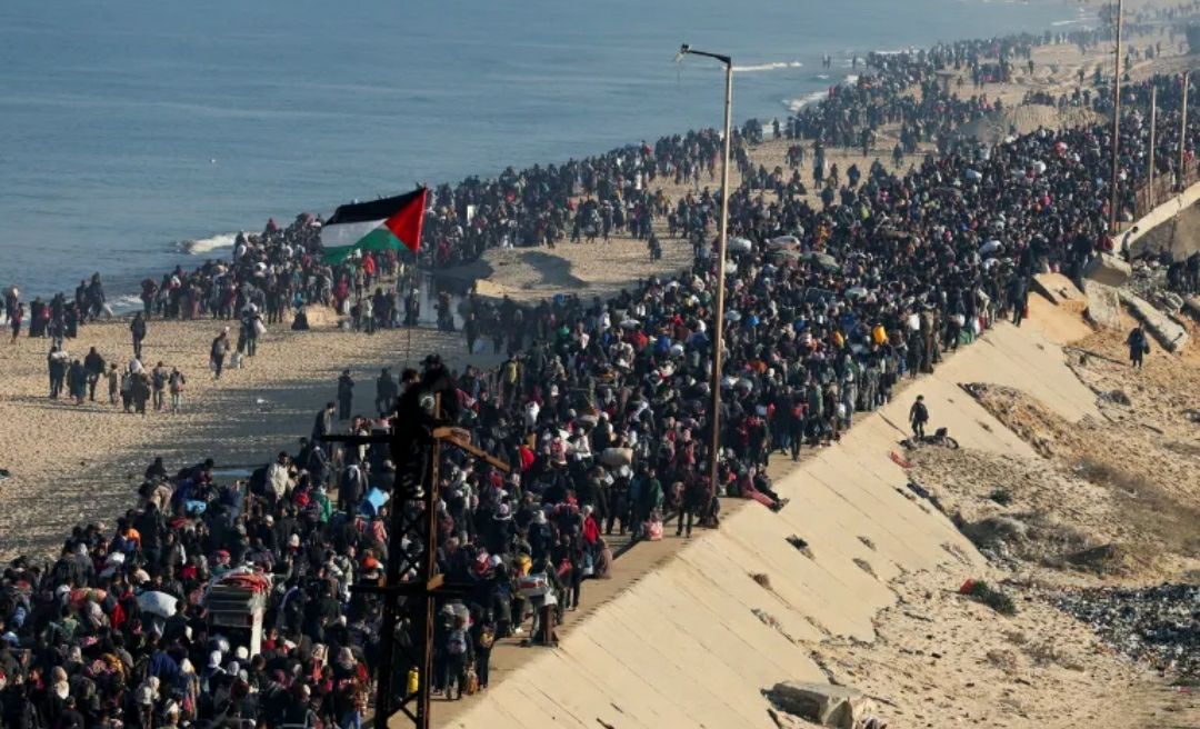 بدأ آلاف النازحين الفلسطينيين بالعودة إلى شمال غزة