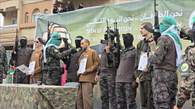 الأسرى الإسرائيليون المفرج عنهم : نحن على قيد الحياة بفضل “القسام”