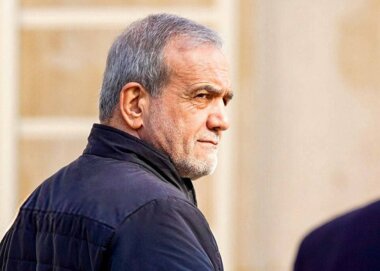 الرئيس بزشكيان يشارك الجماهير المحتشده في التنديد بالعدوان الأمريكي على ايران