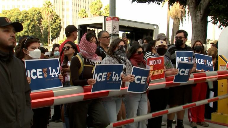 لليوم الثالث على التوالي… اشتباكات بين الشرطة ومتظاهرين ضد قانون الهجرة في لوس أنجلوس