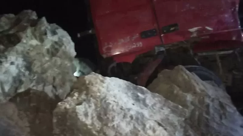 انهيار صخري مأساوي في نقيل بني سلامة بذمار