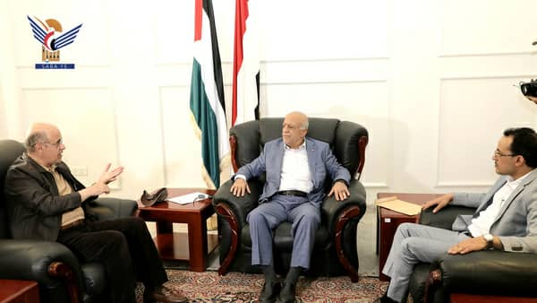 رئيس مجلس الوزراء يناقش مع وزيري الاقتصاد والمالية موجهات إعداد موازنة 1447هـ