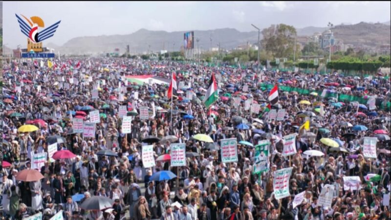 خروج واسع بالعاصمة صنعاء في مسيرة “نصرة لغزة .. مسيراتنا مستمرة وعملياتنا متصاعدة”