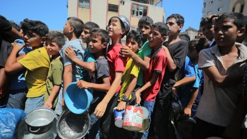 مجزرة المساعدات في غزة : 21 شهيدآ واتهامات لمؤسسة أمريكية بالتواطؤ مع الاحتلال الإسرائيلي