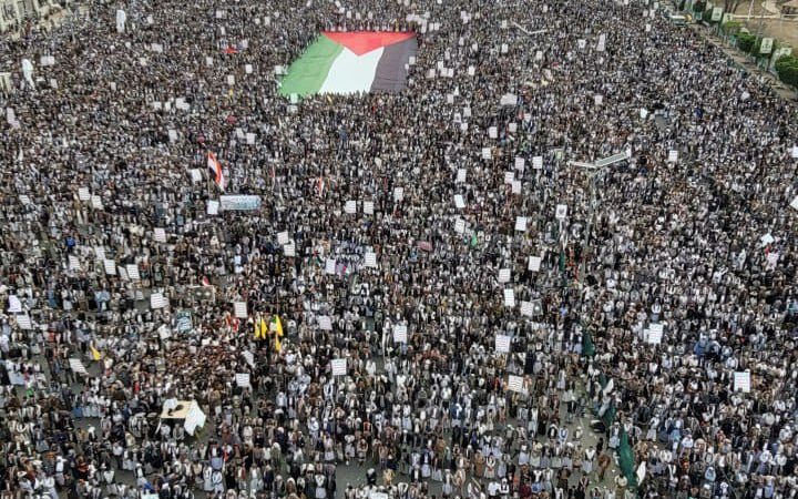طوفان بشري في العاصمة صنعاء بمليونية “ثابتون مع غزة .. وجهوزيتنا عالية لمواجهة كل مؤامرات الأعداء”