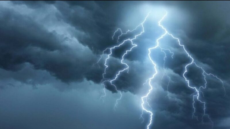 وفاة امرأة وإصابة طفلة بصاعقة رعدية بمحافظة حجة