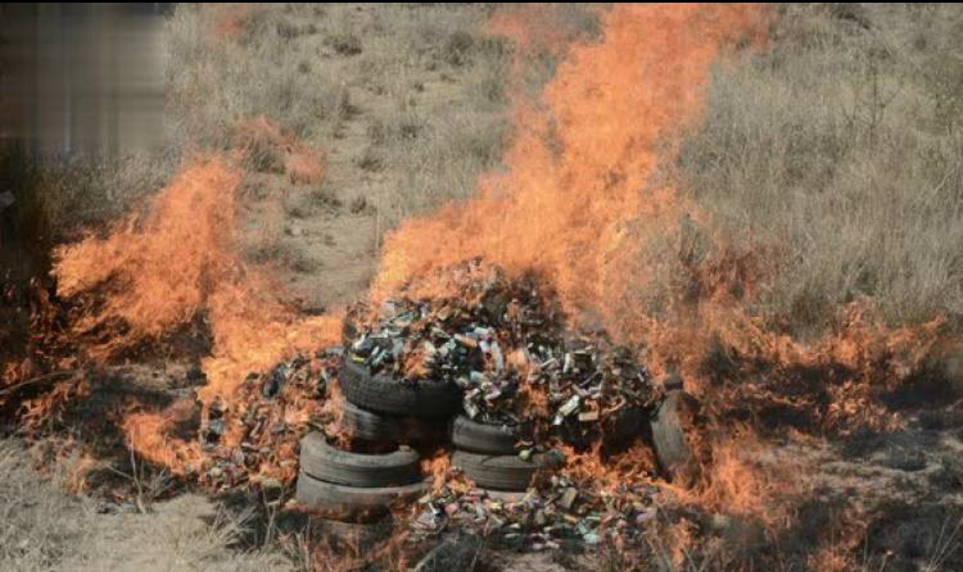 أتلاف 7 آلاف شيشة إلكترونية تم ضبطها بمطار صنعاء